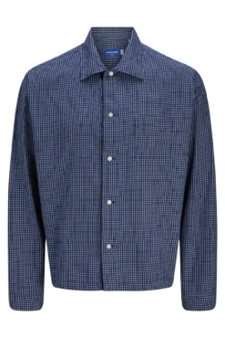 Camisa oversized com ombros caídos