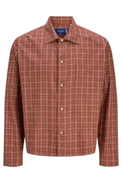 Camisa oversized com ombros caídos