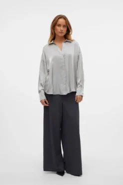 Camisa oversized feminina com gola em bico