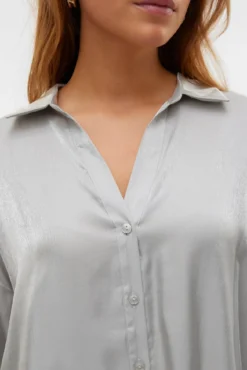Camisa oversized feminina com gola em bico