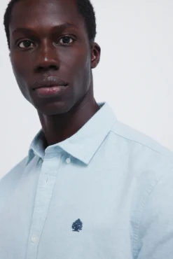 Camisa oxford com cotoveleiras