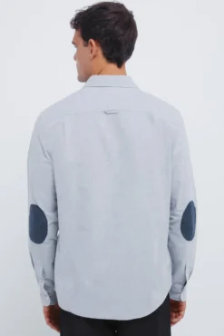 Camisa oxford com cotoveleiras