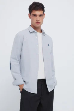 Camisa oxford com cotoveleiras
