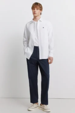 Camisa oxford com cotoveleiras