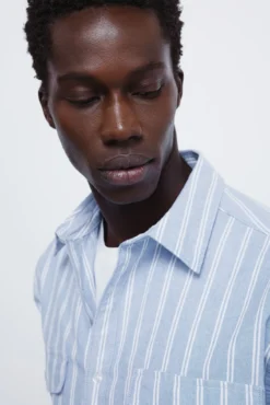 Camisa Oxford riscas com bolsos