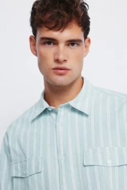 Camisa Oxford riscas com bolsos