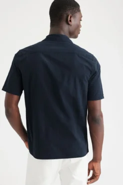 Camisa regular fit com gola acampanada