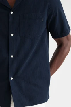 Camisa regular fit com gola acampanada