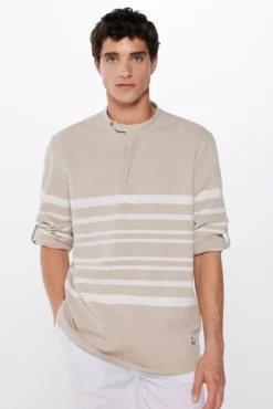 Camisa às raias horizontais