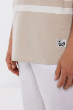 Camisa às raias horizontais