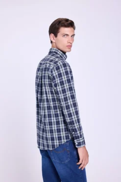 Camisa xadrez com caimento relaxado