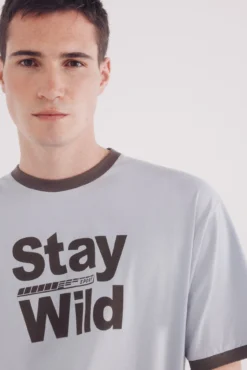Camiseta com contraste Stay Wild