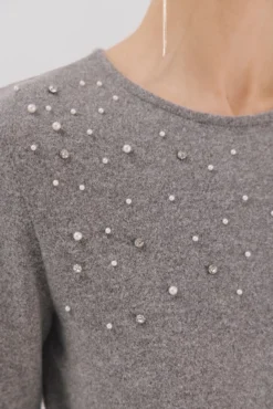 Camiseta com detalhes em pérola e strass