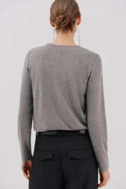 Camiseta com detalhes em pérola e strass