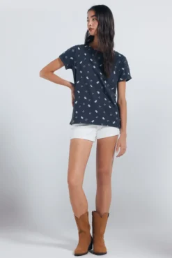 Camiseta com pequenos motivos