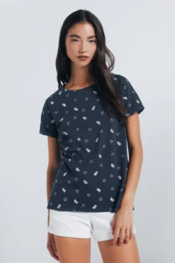 Camiseta com pequenos motivos