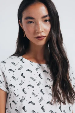 Camiseta com pequenos motivos