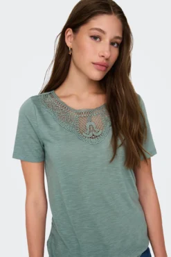 Camiseta de renda renda manga curta