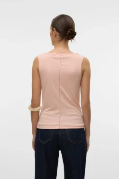 Camiseta de tirantes y cuello barco