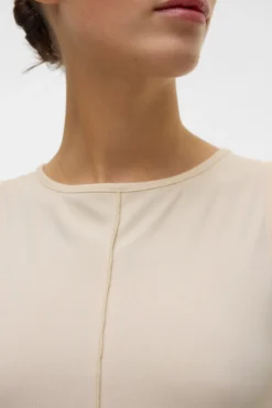 Camiseta de tirantes y cuello barco