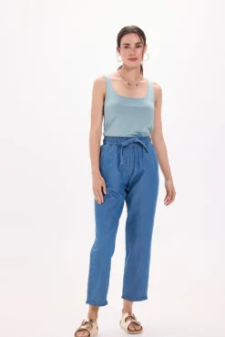 Camiseta elástica com alças largas
