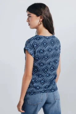 Camiseta estampada com botões e ombros à mostra