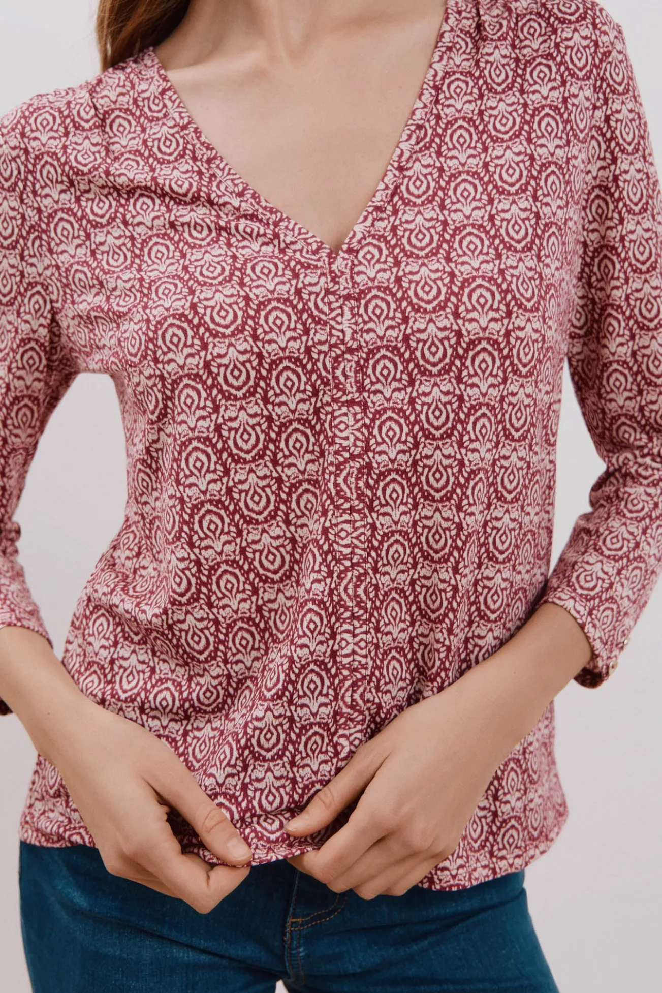 Camiseta fluida com decote em bico