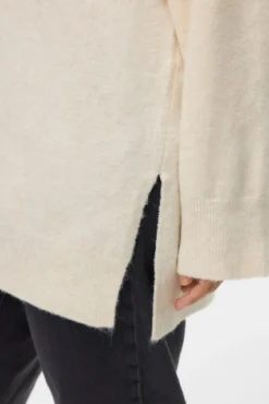 Camisola com gola em V curvo