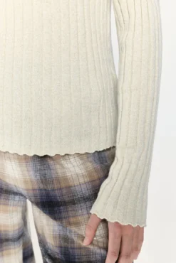 Camisola decote em V com fio metálico
