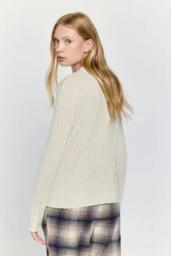Camisola decote em V com fio metálico