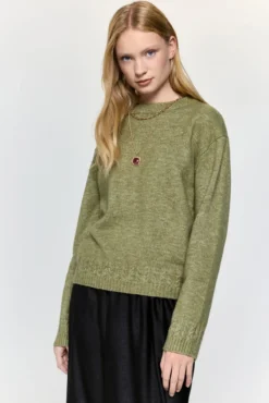 Camisola de gola caixa com detalhes em trança