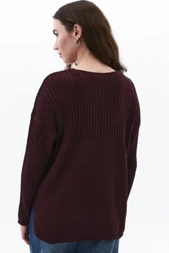 Camisola de gola em bico