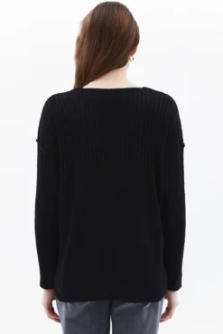 Camisola de gola em bico