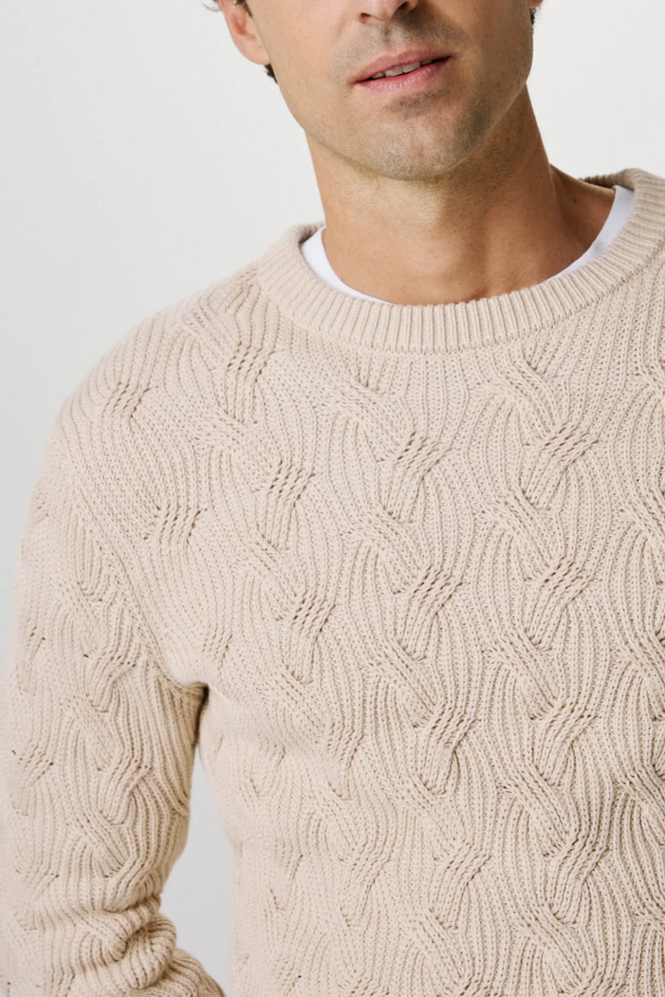 Camisola estruturada confeccionada em algodão orgânico.