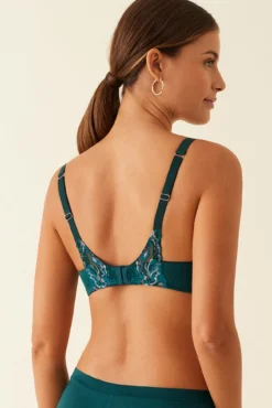 Capacity bra with lace and underwire