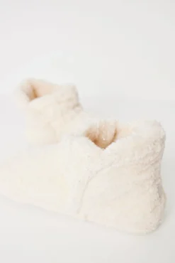 Chinelos com botas marfim