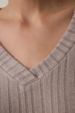 Conjunto de pijama de manga comprida com estampado de café latte mocha e gola em V