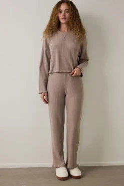 Conjunto de pijama térmico de manga comprida, gola redonda e efeito waffle, na cor mocha