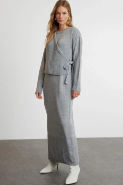Conjunto de vestido e casaco de malha