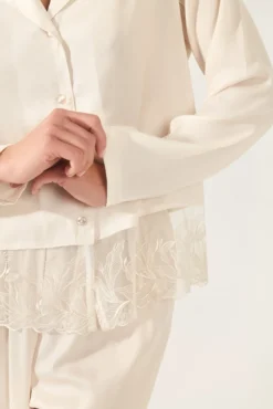 Conjunto elegante de cetim e renda