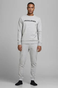 Conjunto t-shirt e calças