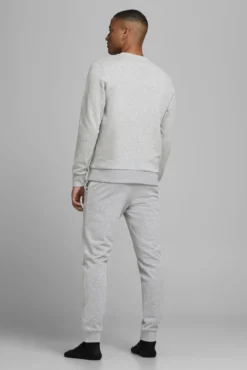 Conjunto t-shirt e calças