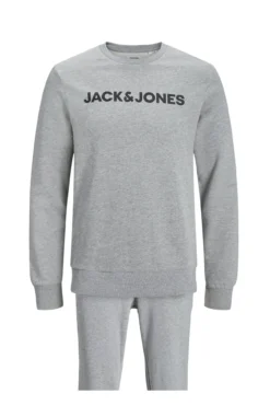 Conjunto t-shirt e calças