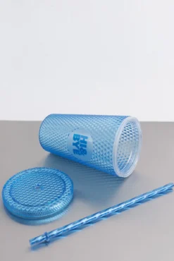 Copo plástico azul médio com canudo integrado