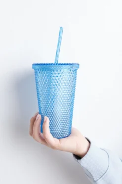 Copo plástico azul médio com canudo integrado