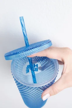 Copo plástico azul médio com canudo integrado
