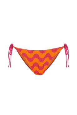 Cueca biquíni clássica com tiras estampadas em ondas rosa