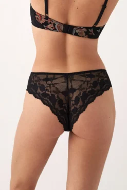 Cueca brasileira com malha floral