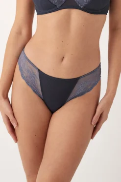 Cueca brasileira com renda estampada