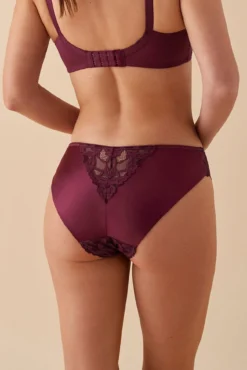 Cueca brasileira com renda estampada